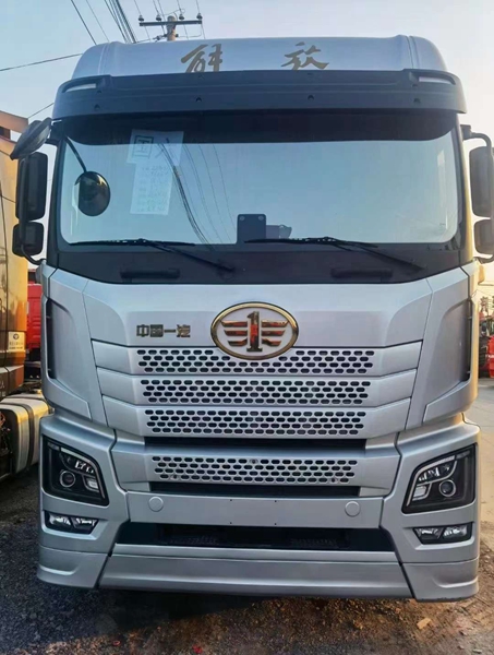 解放JH6 560马力二手牵引车